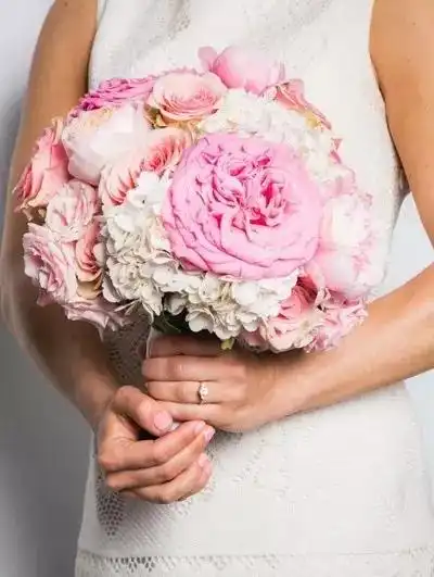 天生一对,你握捧花的手和他胸前的花,还可以这么配