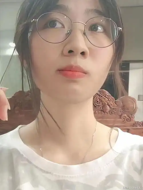 戴眼镜的清纯美女,没有更高清的照片了