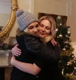 爱尔兰女子找到幽灵姐妹异国两女子长得一模一样