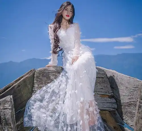 小姐姐穿刺绣连衣裙,凸显傲人曲线身材,仙气飘飘魅力十足