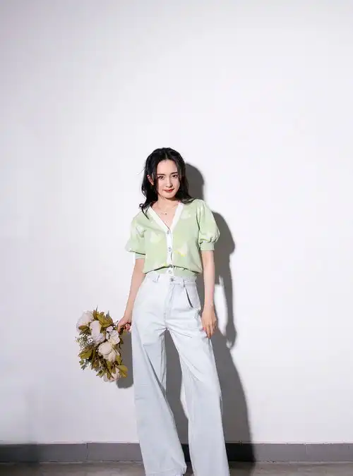 不愧是杨幂,把星星图案丝袜穿出高级感,配小短裙展露曲线美