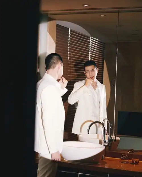 李现白色西装寸头造型,创意写真从餐桌到衣柜上演在逃现男友