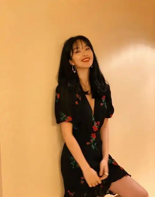三四十岁的女人,这个夏天用精致时髦的法式风,打造优雅女神范
