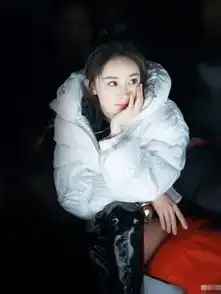 杨幂女儿近照曝光,长相和妈妈小时候一样,还有人质疑杨幂整容