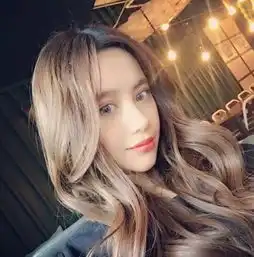 性感showgirl于港妹穿学生装卖萌修长美腿吸睛