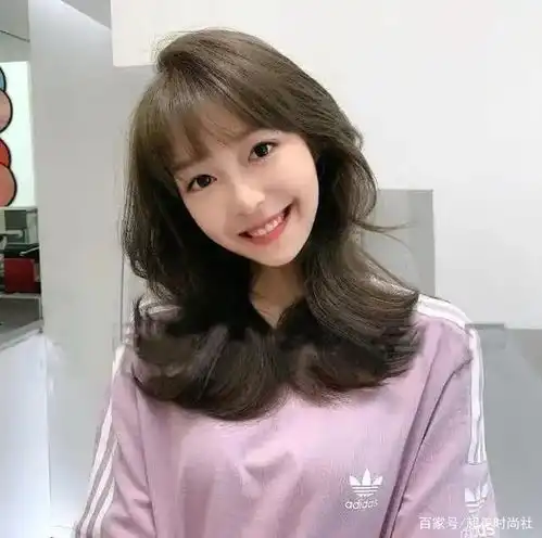 王思聪带颜值最低新女友泰国度假,五官网红感十足,被嘲很土气