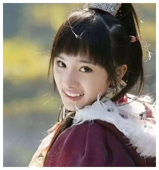 15年前,有谁注意到刘亦菲身后打伞的小女孩,如今火得一塌糊涂