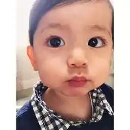 这个颜值逆天的小男孩卖起萌来,真的没女孩子什么事了