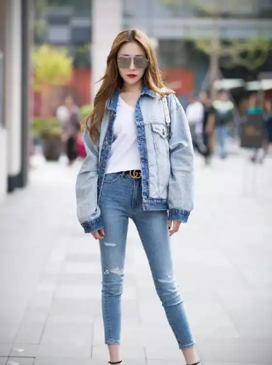 街拍皮肤白皙的美女,一件黑色上衣配白色休闲裤,时尚气质风采