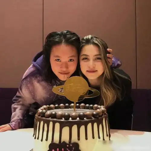 窦靖童为好友庆生,穿紫色扎染卫衣时髦抢镜,大油头好似几天没洗