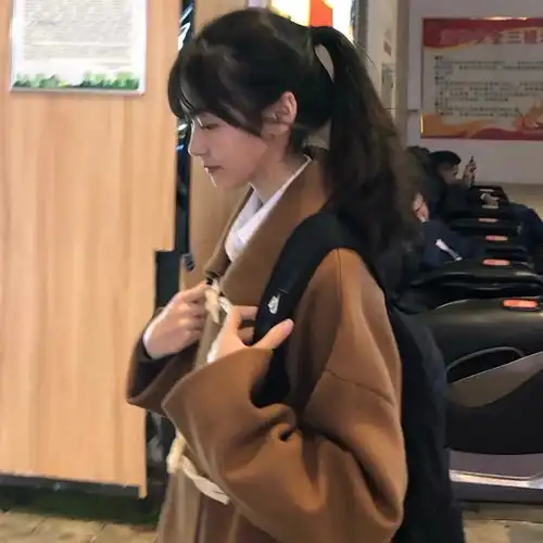 女生头像目睹众神死亡的草原野花一片.