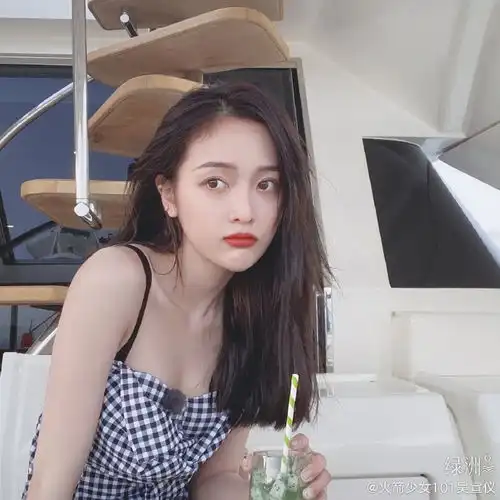 组图吴宣仪绿洲晒游艇出海照穿格子吊带短裙甜笑清纯又性感