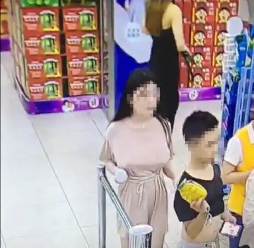 女子在超市排队结账时挑逗前排男子视频火了,但真相是