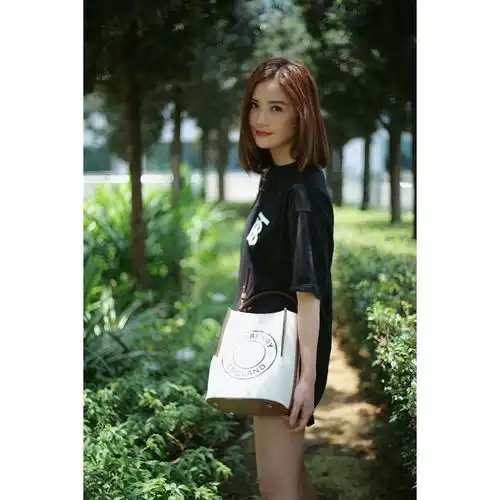 组图阿sa穿黑色t恤玩下衣失踪秀美腿笑容灿烂少女感十足