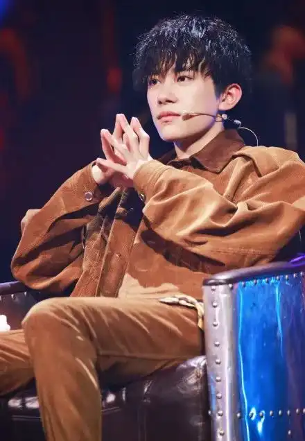 chic穿搭get易烊千玺同款洋气灯芯绒,成为今秋最佳