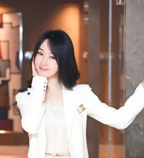 50岁杨钰莹晒近照,发量很是浓密,少女感十足