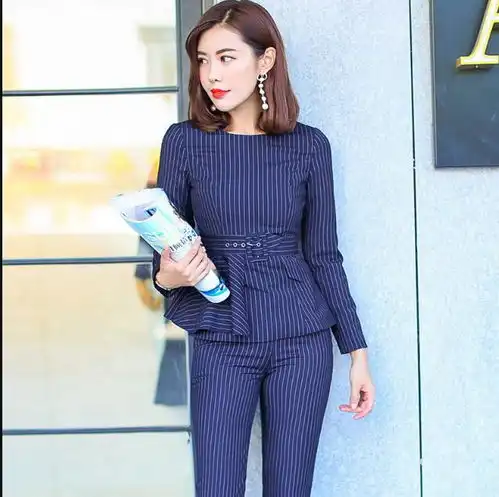 职业女性如过35,当备这套装当陪衬,好凸显出你的成熟与知性