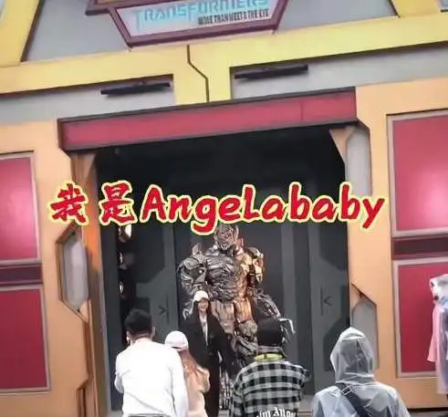 黄晓明一家三口终于同框,baby穿学士服合影威震天,儿子像爸秀气
