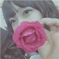 找一张拿着玫瑰花的女生头像,速度