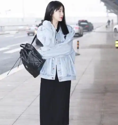 李菲儿真是潮流达人,卫衣搭马甲配皮裤,潇洒有型真时髦