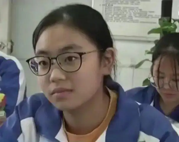 汶川地震中的独臂女孩考了625分,她第一时间拨通了一位扬州老人的电话每日暖闻