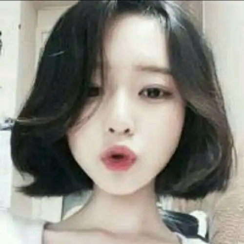 求一个男生嘟嘴金鱼嘴的头像最好是跟下面这张女图片对的上得