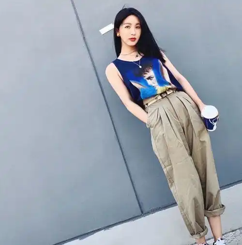 李菲儿气质真不错,淡绿外套配牛仔裤清爽,蓝色运动风连衣裙很酷