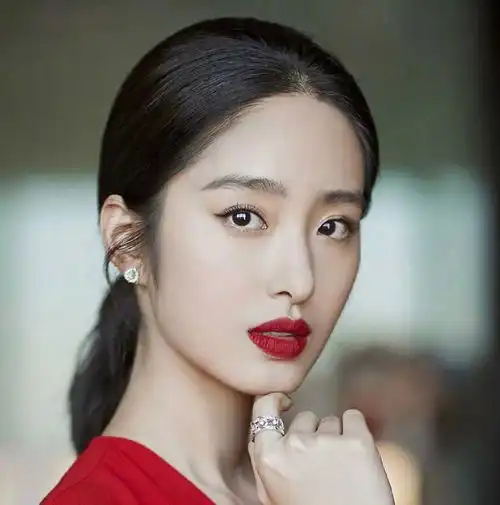 杨采钰指控某知名导演,对女演员施暴,女演员如今深陷抑郁症