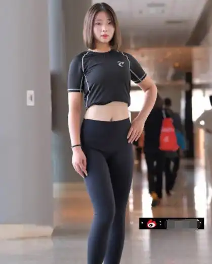 能走点心么弹力牛仔裤穿成这样,你让路人甲怎么办