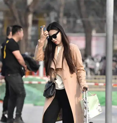 街拍时尚的女生总会呈现出自己最美的一面