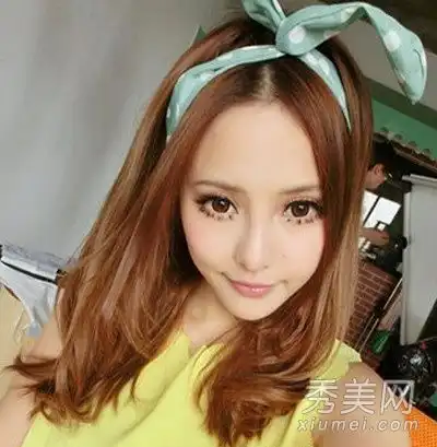 在8种风格中,女孩的大脸型成功地变成了手掌型