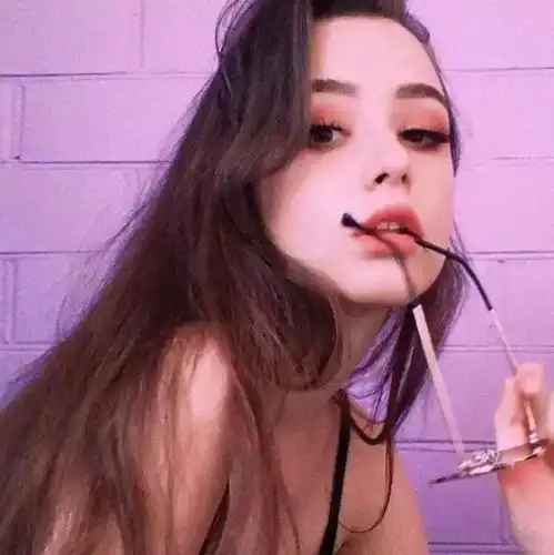 头像想谈恋爱,一个人的日子也太苦了