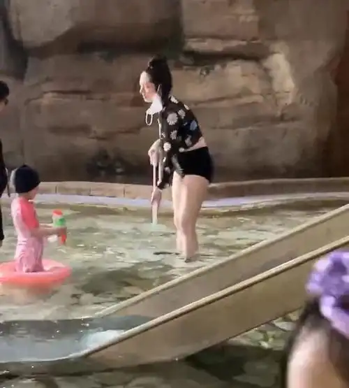 曝郭碧婷在杭州穿泳装陪娃玩水大腿粗壮差点认不出,胖到没腰