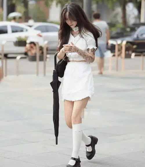 气质的街拍优雅浪漫的美女,秀出优雅姿态