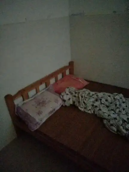 4位女生学校旁租房妈妈轮流陪读杭州4位高一新生在学校边租了套房,妈妈们轮流陪读