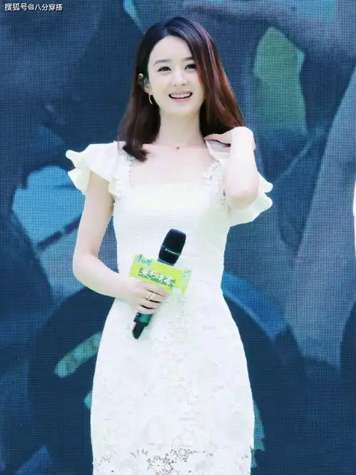 赵丽颖生娃后还那么有少女感,一袭白色连衣裙优雅俏皮,甜美可爱