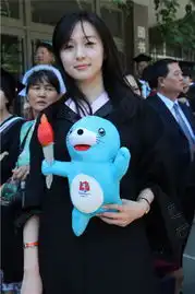 中戏美女校花与全运会吉祥物拍照素颜卖萌清纯可爱