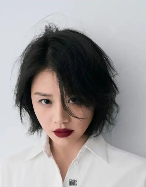 女星马思纯费加罗男士封面大片,黑发红唇造型状态自然松弛