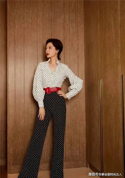 陈数真是穿搭高手,衬衫西装随便穿都美,中年女人学她穿气质太赞