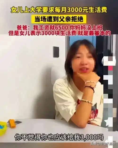女生和爷爷抬着编织袋装行李,进浙大校园报到