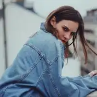 欧美女生饮酒大笑图片微信头像图片大全