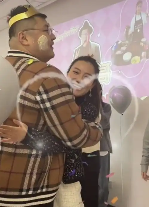 恭喜4000万粉网红猴哥说车被爆已订婚,将与富二代女友结婚