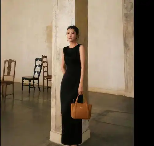 佟丽娅u领白背心,黑色裹身羽毛裙,淑女范不凡