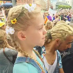 小女孩因哥哥是同性恋被欺负哥哥怒了然后