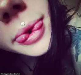 英国女孩疯狂纹身成网红,眼球都染成紫色