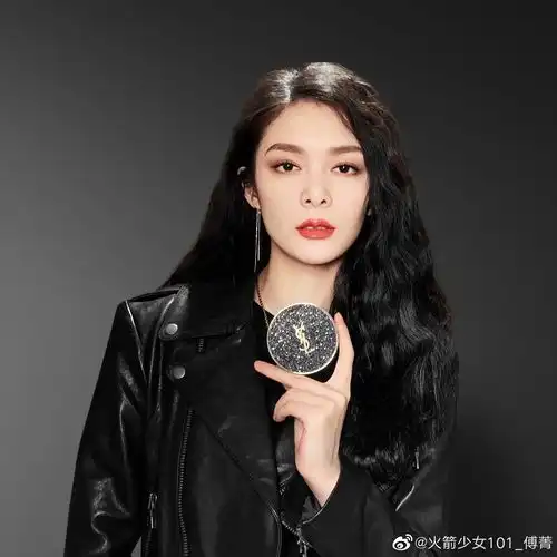 吴宣仪傅菁同款口红画报,同是火箭女孩,一个甜美系一个御姐范