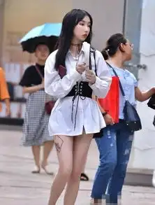 街拍笑容甜美的小姐姐,搭暗粉色的连衣裙,可爱又仙气满满