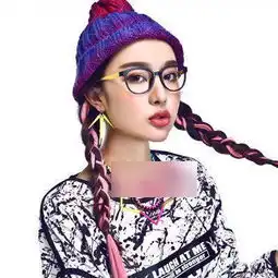 女生戴帽子这样扎头发照样美