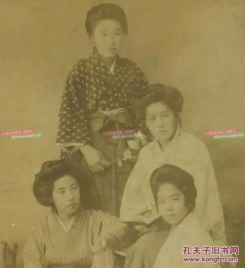 民国四位日本年轻美女肖像照相馆合影老照片