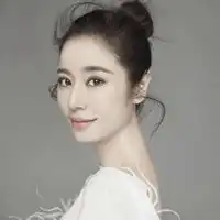 女生头像手捧花林心如